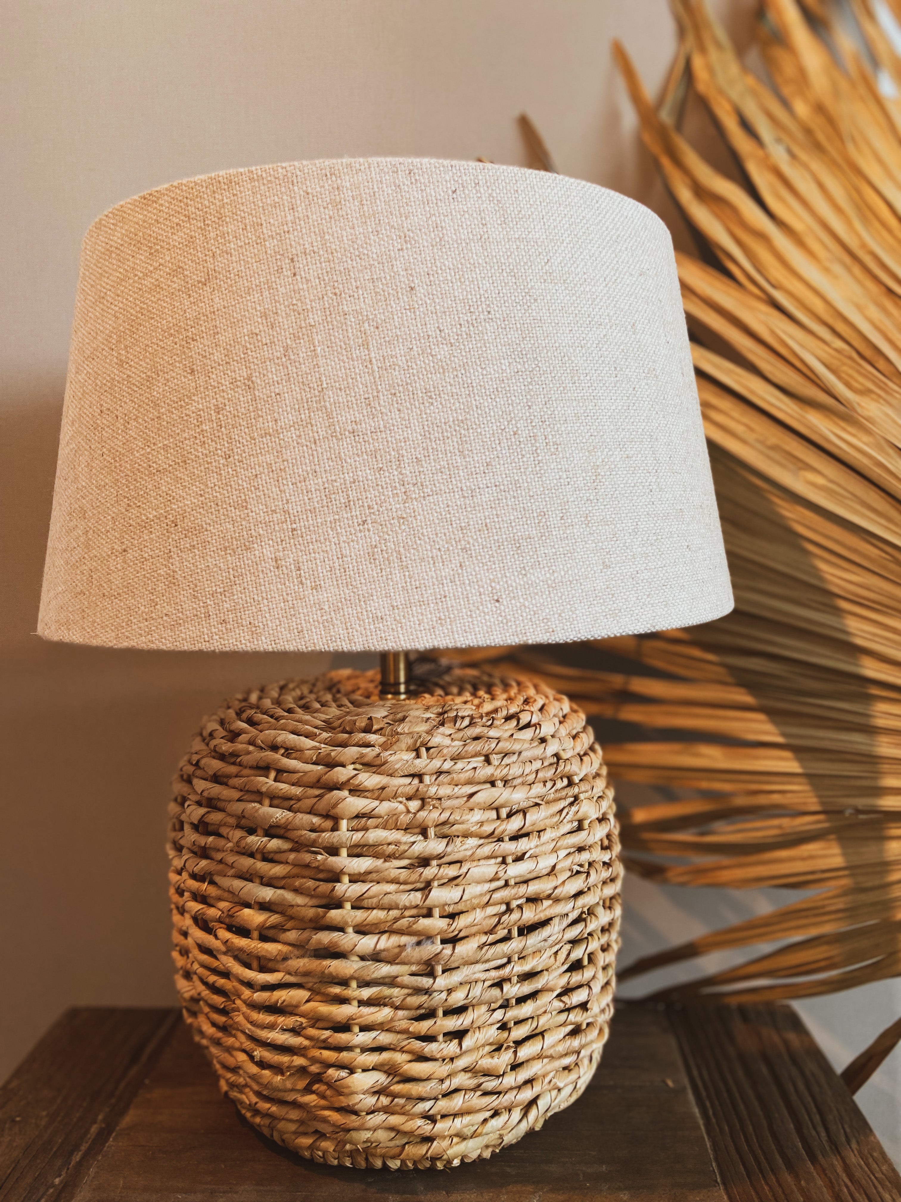 Geflochtene Tischlampe