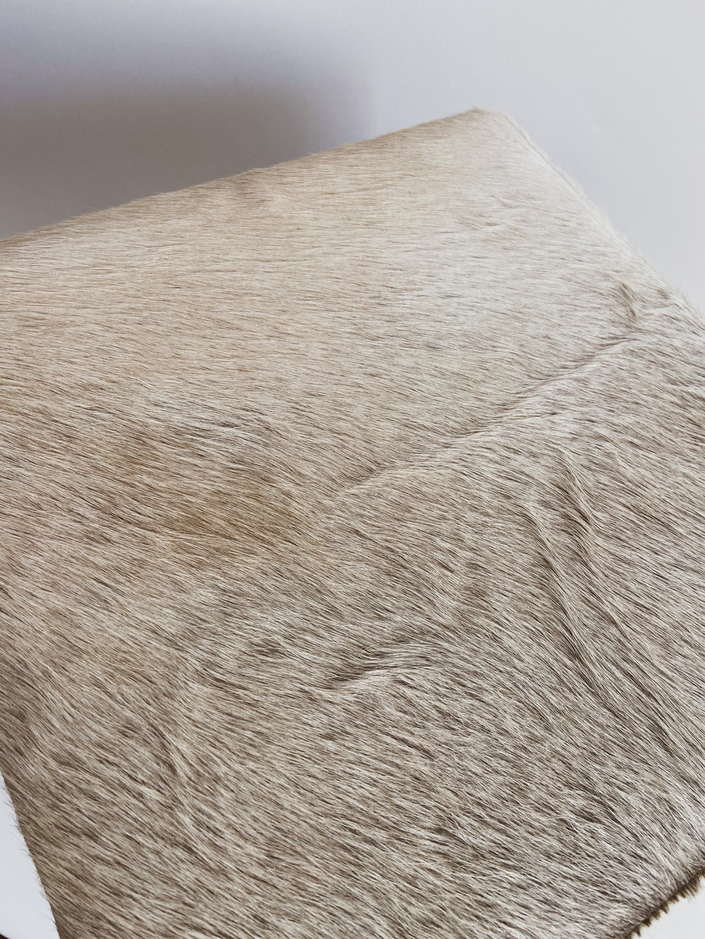 Hocker mit Fellbesatz