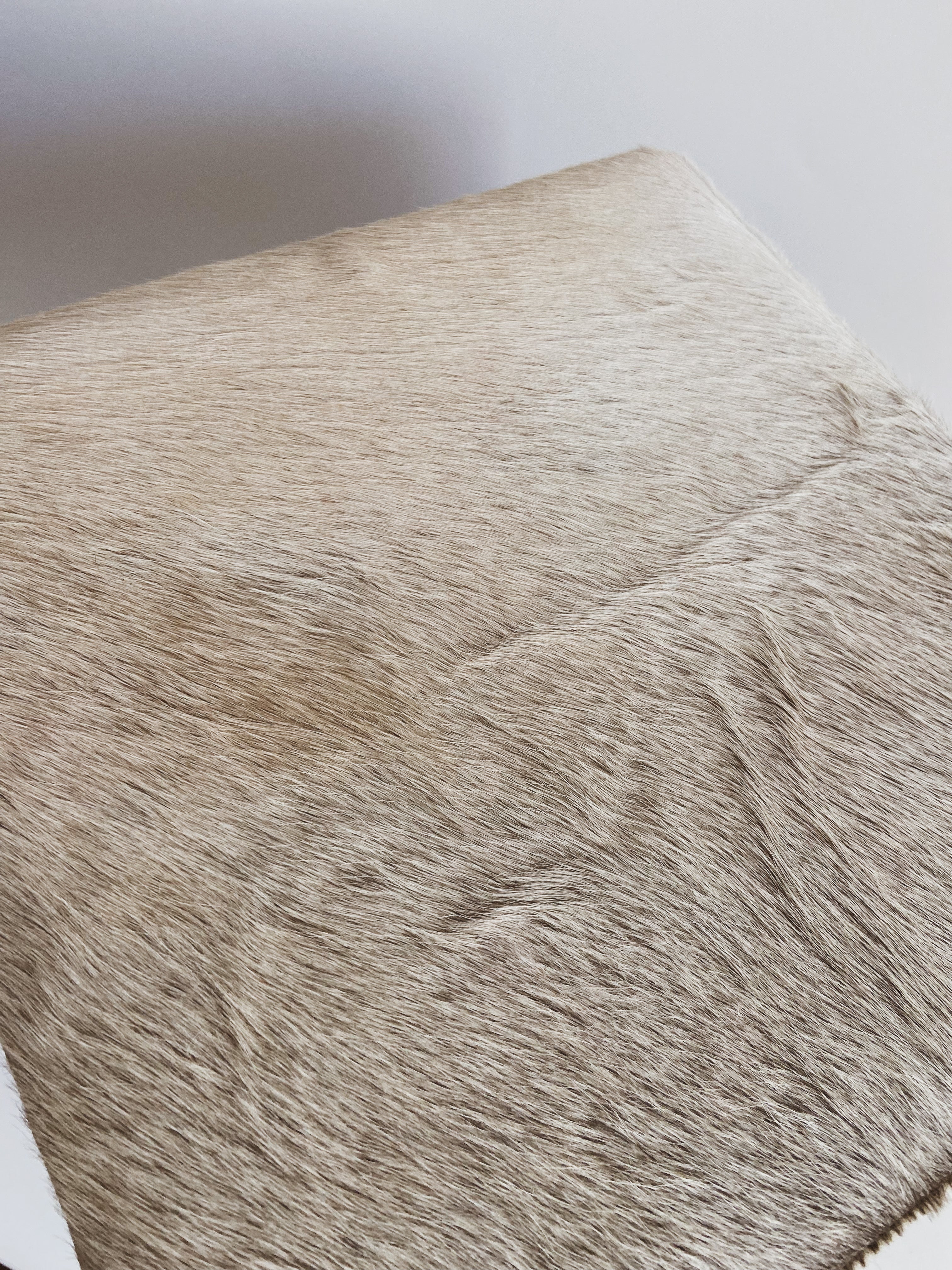 Hocker mit Fellbesatz