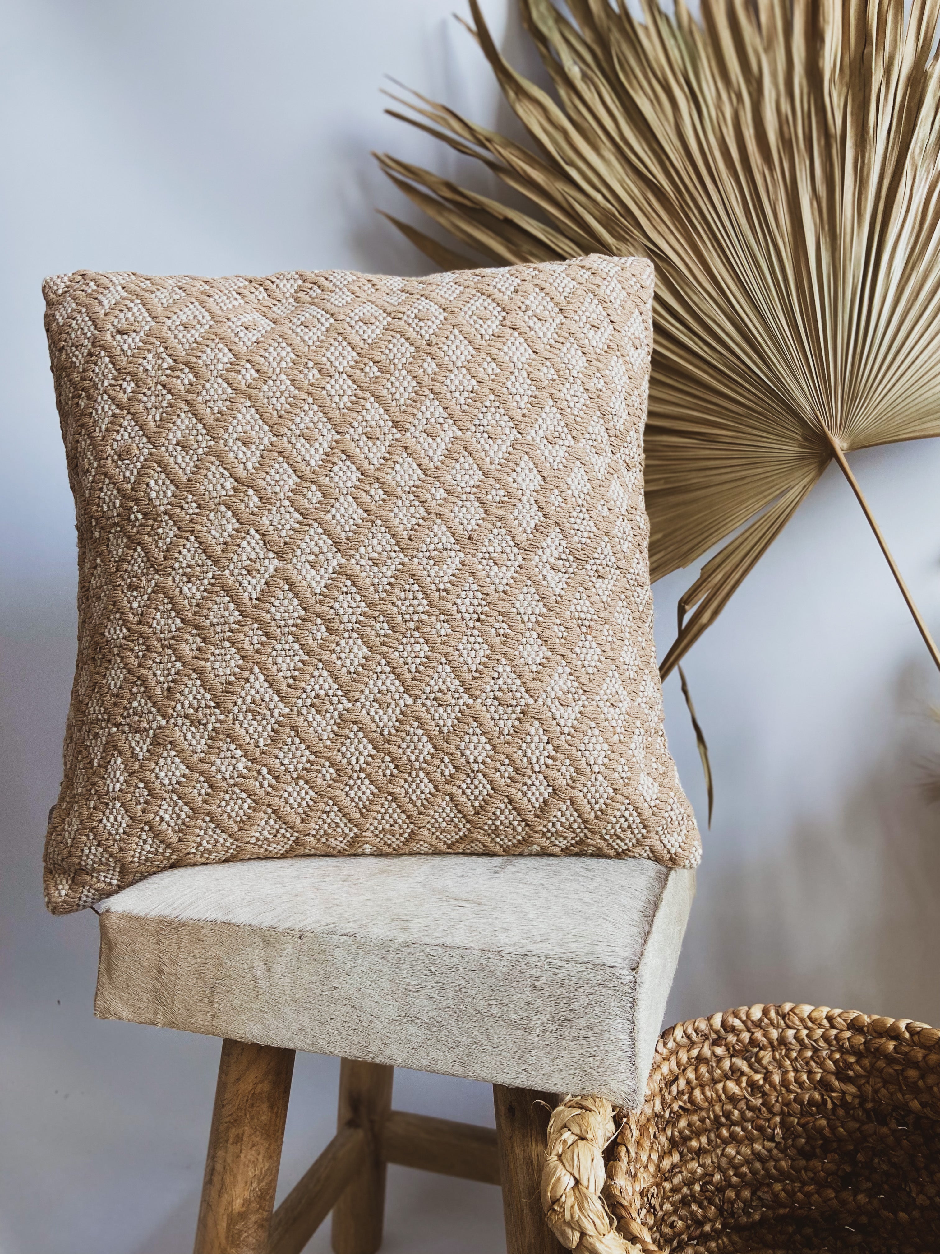 Boho Kissen mit gewebten Muster