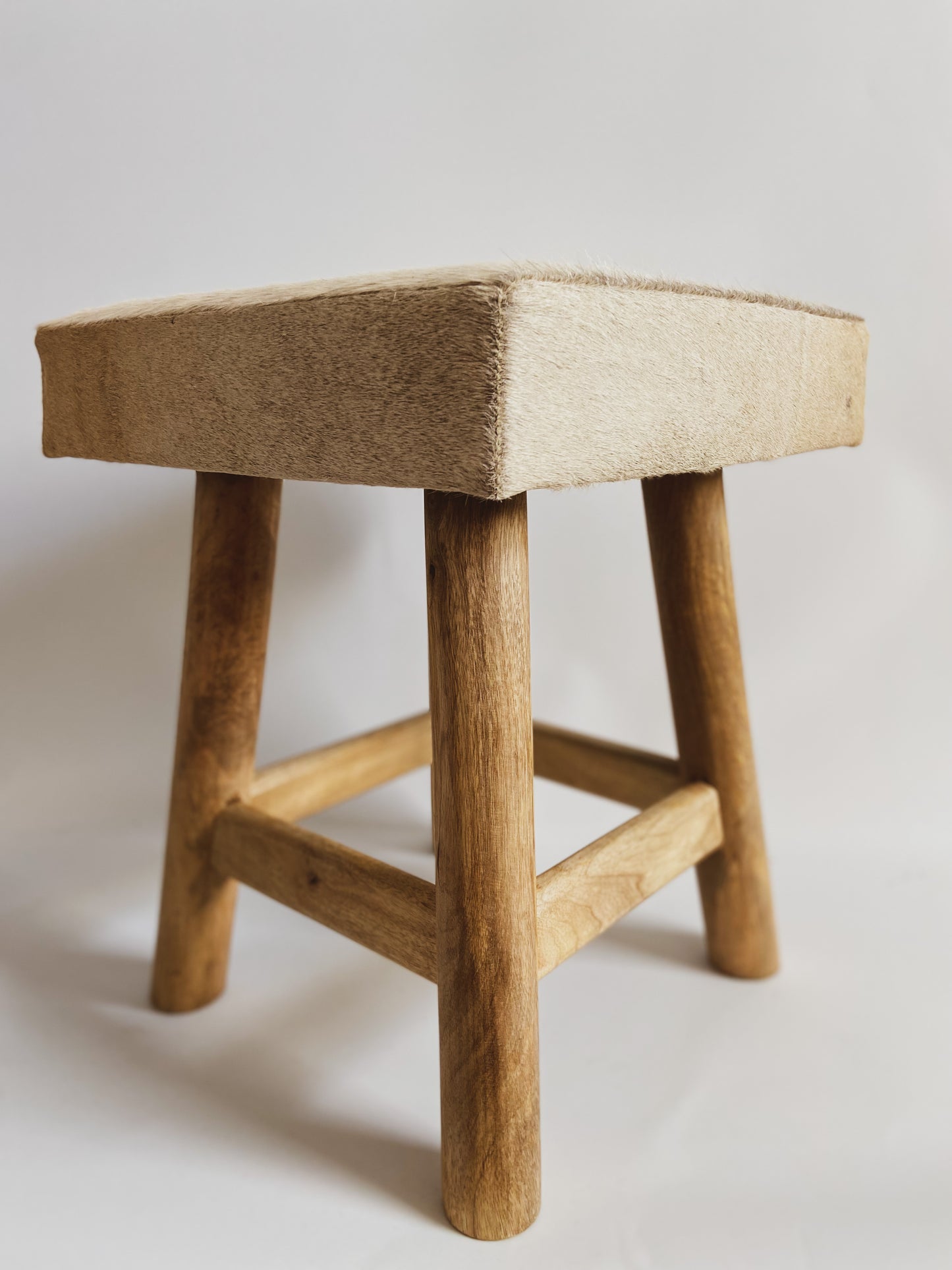 Hocker mit Fellbesatz