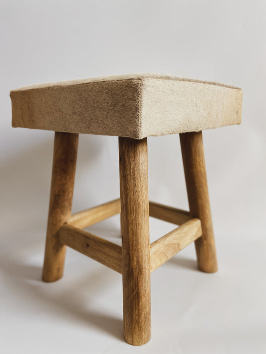 Hocker mit Fellbesatz